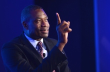 Ντικέμπε Μουτόμπο: Ένας αγαθός γίγαντας