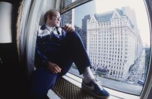 Ο Έλτον Τζον κάνει αναδρομή στην καριέρα του στο νέο τρέιλερ του ντοκιμαντέρ «Never Too Late» - Λίγο πριν την προβολή του στο Φεστιβάλ της Νέας Υόρκης.