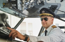 Πιλότος και μούσι καλό θα είναι να μη συνδυάζονται 