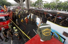 Πυροσβεστικές αρχές της Ταϊλάνδης δίπλα από το καμένο σχολικό λεωφορείο