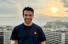 Ο Δημήτρης Μοθωναίος μας ξεναγεί στη δική του Αθήνα