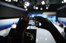 Χέρι τραβά φωτογραφία από κινητό κατά τη διάρκεια του debate μεταξύ των έξι υποψηφίων του ΠΑΣΟΚ