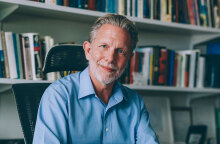 Παύλος Γερουλάνος: «Όταν το ΠΑΣΟΚ έβγαινε απολογούμενο, η κοινωνία με το χιούμορ της το κράτησε ζωντανό» 