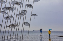 Βροχερό σκηνικό στην παραλία της Θεσσαλονίκης και το έργο Ομπρέλες
