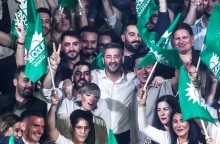 Ο Νίκος Ανδρουλάκης τραγουδάει με τους νέους, σηκώνει αγκαλιά τον γιο του και χορεύουν