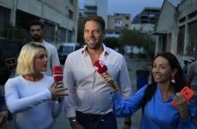 Ο Στέφανος Κασσελάκης και δημοσιογράφοι που αναμένουν δήλωσή του