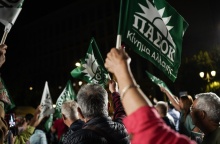Πολίτες κρατούν σημαίες του ΠΑΣΟΚ