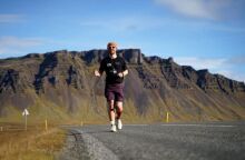 Ο Βρετανός δρομέας Σεμπάστιαν Κι έτρεξε 1.265 χιλιόμετρα γύρω από την Ισλανδία σε 17 ημέρες για να συγκεντρώσει χρήματα για τον παιδικό καρκίνο