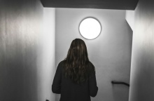 Κοπέλα με γυρισμένη την πλάτη στον φακό