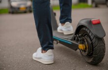 Ηλεκτρικό πατίνι και το πόδι αναβάτη του