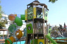 Μια νέα παιδική χαρά που μοιάζει με μικρή πόλη στο Ελληνικό 