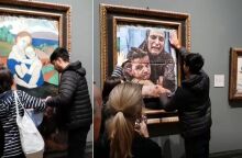 Λονδίνο: Φιλοπαλαιστίνιοι ακτιβιστές κάλυψαν έναν πίνακα του Πικάσο με μια αφίσα που δείχνει μια μητέρα και ένα παιδί αιματοβαμμένους στη Λωρίδα της Γάζας.