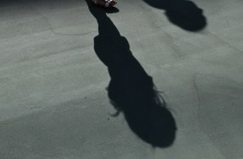 Σκιά μαθήτριας σε προαύλιο σχολείου