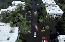 Πλημμυρισμένοι δρόμοι και διασώστες με βάρκα σε δρόμο της Φλόριντα μετά το πέρασμα του τυφώνα Μίλτον