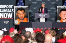 Αμερικανικές εκλογές: Ο Ντόναλντ Τραμπ δαιμονοποιεί εκ νέου τους μετανάστες - Η Κάμαλα Χάρις προσπαθεί να προσελκύσει τους μετριοπαθείς ψηφοφόρους.