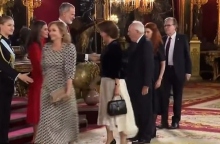 Η πριγκίπισσα Ελεονώρα και η αμήχανη χειραψία 