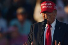 Ο Τραμπ διέκοψε μια προεκλογική συγκέντρωσή του για να χορέψει και να ακούσει μουσική