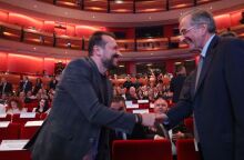 Η θερμή χειραψία Παππά - Σαμαρά και τα σχόλια στο Χ 