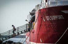 Ιταλία - Αλβανία: Οι πρώτοι παράτυποι μετανάστες που συνελήφθησαν στα ιταλικά ύδατα έφτασαν στο αλβανικό λιμάνι Σενγκίν.