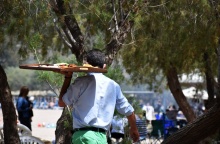 Σερβιτόρος με δίσκο στο χέρι