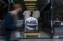 Κατάστημα με πινακίδα Black Friday