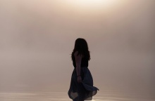 Κορίτσι που τα μαλλιά του καλύπτουν το πρόσωπό της