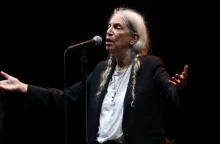 Patti Smith: Η ιστορική εμφάνιση της στην εκκλησία του Αγίου Μάρκου και η αναφορά στο Γιώργο Λάνθιμο