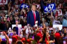 Αμερικανικές εκλογές: Σύμμαχοι του Ντόναλντ Τραμπ δαπανούν εκατομμύρια για να αποτρέψουν τους ψηφοφόρους από τις κάλπες σε πολιτείες-κλειδιά 