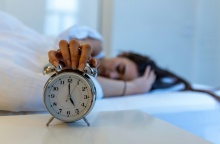 Γυναίκα ξυπνά για να κλείσει το ξυπνητήρι της