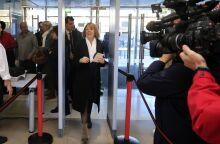 Ζιζέλ Πελικό: Η γυναίκα που βρίσκεται στο επίκεντρο της δίκης για μαζικούς βιασμούς που έχει συγκλονίσει τη Γαλλία πρόκειται να μιλήσει στο δικαστήριο.