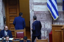 Ο Κυριάκος Μητσοτάκης αποχωρεί από την αίθουσα της Ολομέλειας