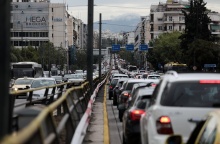 Αυτοκίνητα κολλημένα στην κίνηση