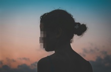 Ανήλικη με το πρόσωπο γυρισμένο προς τα αριστερά