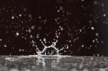 Βροχή πέφτει σε επιφάνεια