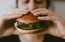 McDonald’s: Τα συμπτώματα που παρουσιάζει όποιος μολυνθεί από E.coli 