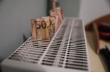 Χρήματα πάνω σε καλοριφέρ