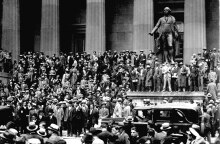 crowds_gathering_outside_new_york_stock_exchange__3_