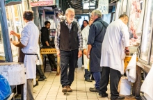 Αργύρης Μπακιρτζής: Συνέντευξη για το θεατρικό έργο «Η δημοπρασία» του Σταύρου Τσιώλη, τους Χειμερινούς Κολυμβητές, τη ζωή του.