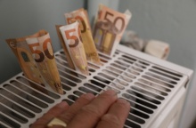 Χέρι και χρήματα πάνω σε καλοριφέρ