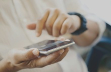 Χέρι που κρατά κινητό