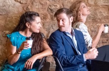 «Κράτα με» στο θέατρο Εν Αθήναις