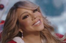 H Μαράια Κάρεϊ δίνει το σύνθημα για τα Χριστούγεννα με βίντεο εμπνευσμένο από την «Οικογένεια Άνταμς» - Οι σταθμοί της εορταστικής περιοδείας της.  