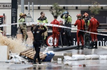 Διασώστες σε δρόμο της Ισπανίας μετά τις φονικές πλημμύρες