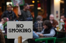 Ταμπέλα που γράφει: «Απαγορεύεται το κάπνισμα»