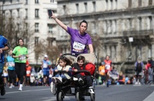 Μητέρα με τα παιδιά της στο καρότσι τρέχει σε αθλητική διοργάνωση