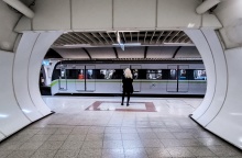 Γυναίκα σε σταθμό του μετρό και πίσω της ένας συρμός