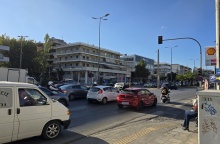 Το σημείο όπου ο 12χρονος παρασύρθηκε από ΙΧ που παραβίασε το κόκκινο στη Λ. Μεσογείων στο ύψος του Χολαργού