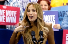 Τζένιφερ Λόπεζ και Κάμαλα Χάρις 