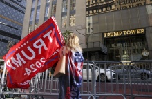 Σημαία με τον Ντόναλντ Τραμπ έξω από το Trump Tower