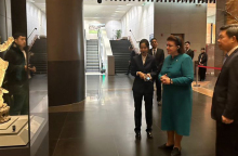 Στην ξενάγηση στο Αρχαιολογικό Μουσείο του Τμήματος Ιστορίας της Ακαδημίας συνόδευε τη Λίνα Μενδώνη ο Γενικός Γραμματέας της, Zhao Zhimin